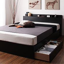 すっきりシンプル＆スマートデザイン 棚・コンセント付き収納ベッド(ダブルベッド)