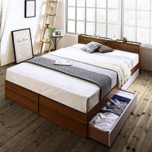 温かみのある寝室 北欧ヴィンテージ 棚・コンセント付き収納ベッド (シングル)