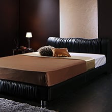 ラグジュアリーな空間で眠る モダンデザインベッド (ダブル)