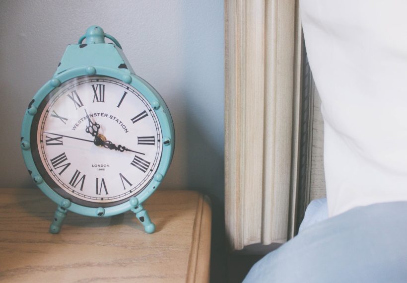 寝ながらスマホがやめられない人へ 目覚まし時計のすすめ 寝ながらスマホがやめられない人へ 目覚まし時計のすすめ