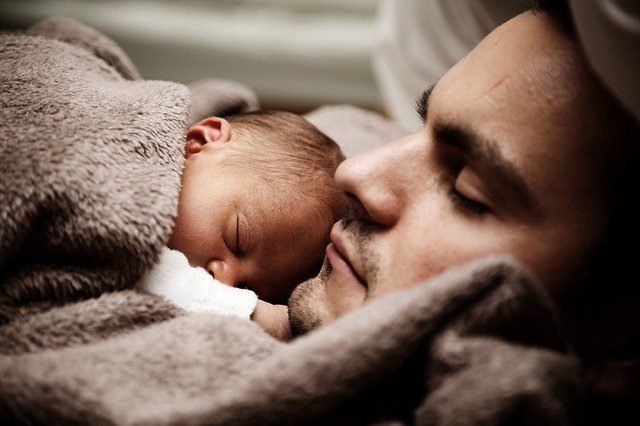 赤ちゃんと一緒に寝る時の注意点は おすすめの寝具も紹介します