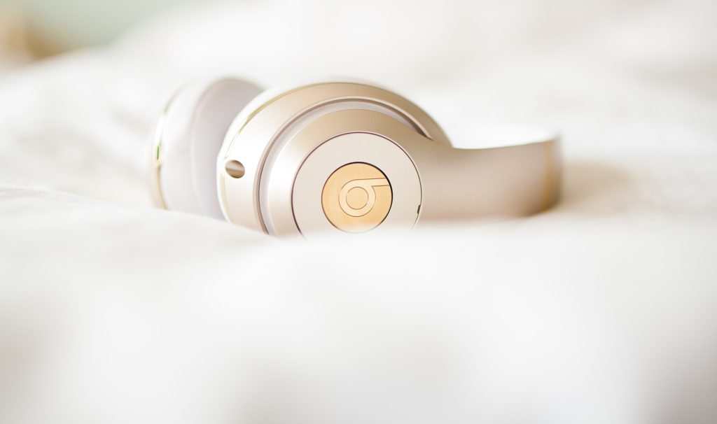 就寝前の習慣 寝る前に音楽を聴くのは安眠につながる 就寝前の習慣 寝る前に音楽を聴くのは安眠につながる