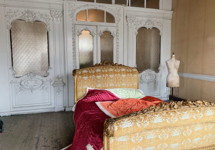 ネオブライス折り畳みフレンチシックベッド+ フットベンチ+シャビーシックな寝具…マットレス背もたれ二個
