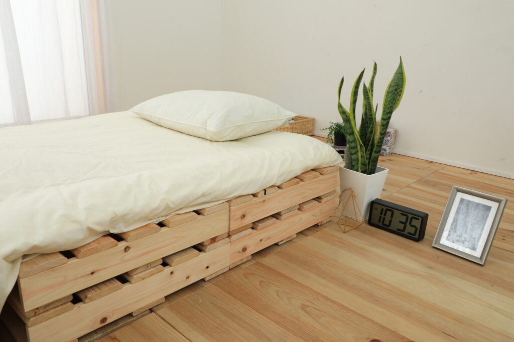 木製パレットベッドはおしゃれで万能 その理由とインテリア実例13選