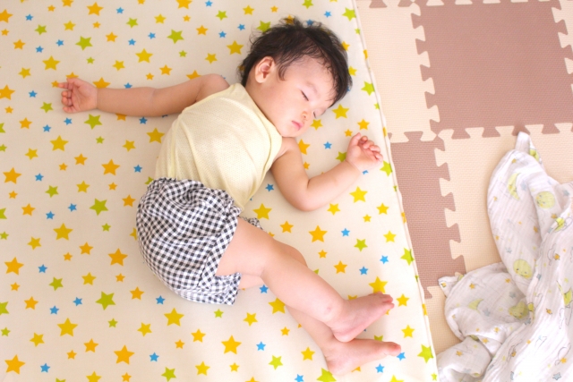 子供が布団を蹴るのはなぜ おすすめベッドフレーム 寝具で快適