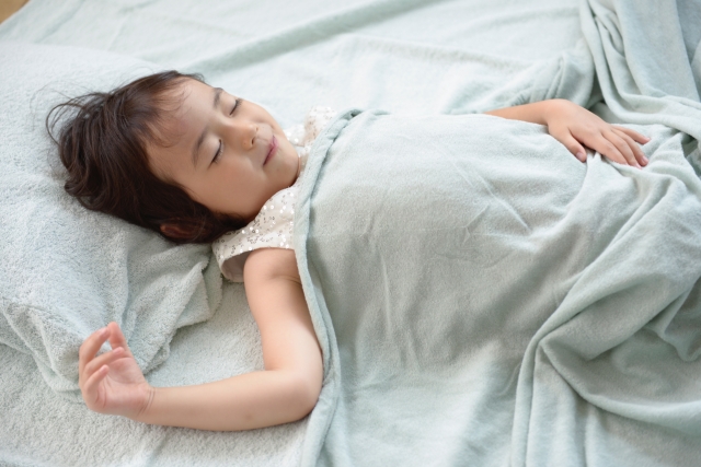 子供が布団を蹴るのはなぜ おすすめベッドフレーム 寝具で快適