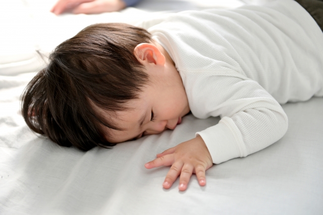 赤ちゃんのうつぶせ寝はよくないの 安全対策の方法について解説