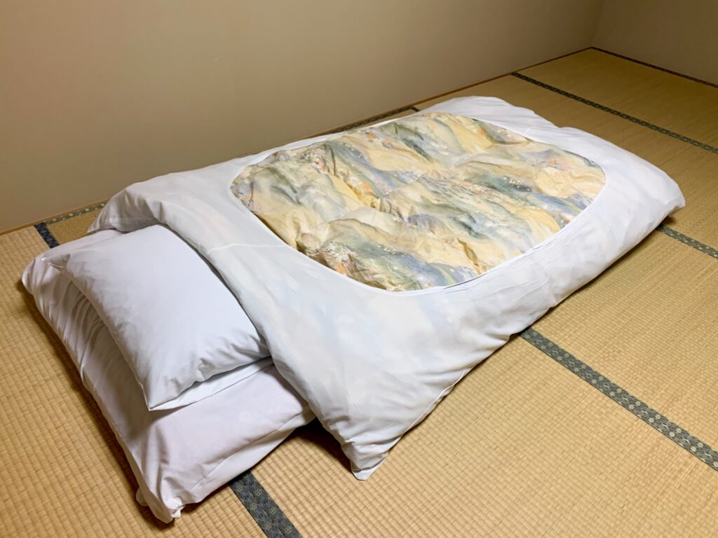 寝室での布団の除湿事情】布団やベッドの下に除湿シートは必要？