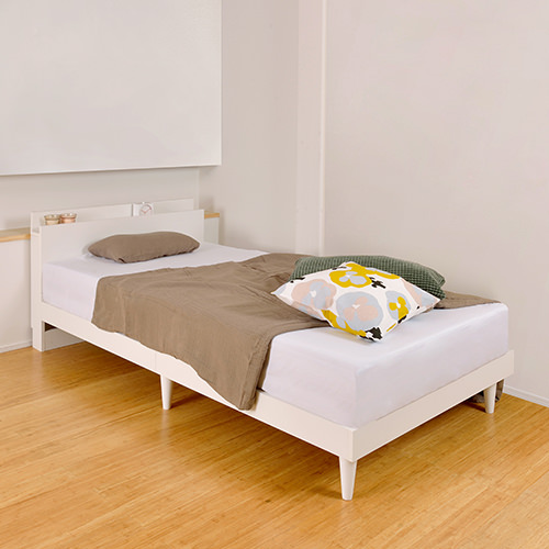 日常を贅沢に ホテル品質 スリム棚・コンセント付デザインすのこベッド ホワイト (シングル)