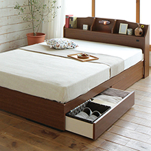 嬉しい充実の機能性 日本製 棚・コンセント付き収納ベッド (セミダブル)