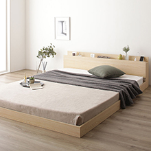 空間にゆとりが生まれる コンセント・棚付き低床すのこベッド (セミダブル)