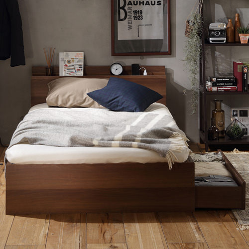 ダークブラウンの重厚感ある風合い 魅惑のセミダブルベッド特集