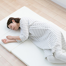厚くて軽量コンパクトな 4つ折り5cmマットレス シングル アイボリー