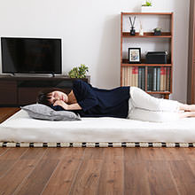 湿気対策で布団を清潔に 天然桐材ロール式すのこベッド (セミダブル)