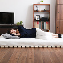 湿気対策で布団を清潔に 天然桐材ロール式すのこベッド (シングル)