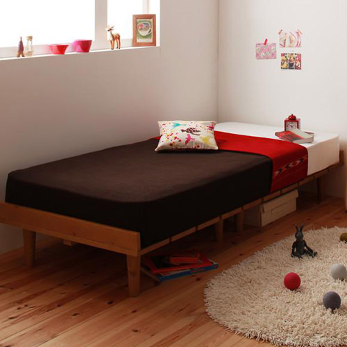 褐色に映える天然木材 ショート丈北欧デザインベッド (セミシングルフレーム)
