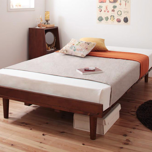 褐色に映える天然木材 ショート丈北欧デザインベッド (シングルフレーム)