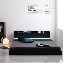 洗練された美しきスクエアデザイン 棚・コンセント付きローベッド (シングル)