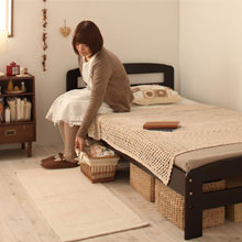 2段階の高さ調節で私らしいスタイルに 天然木パインすのこベッド（シングル）