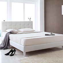 清楚な印象を出した白を基調 モダンデザイン 高級レザー大型ベッド (ダブル)