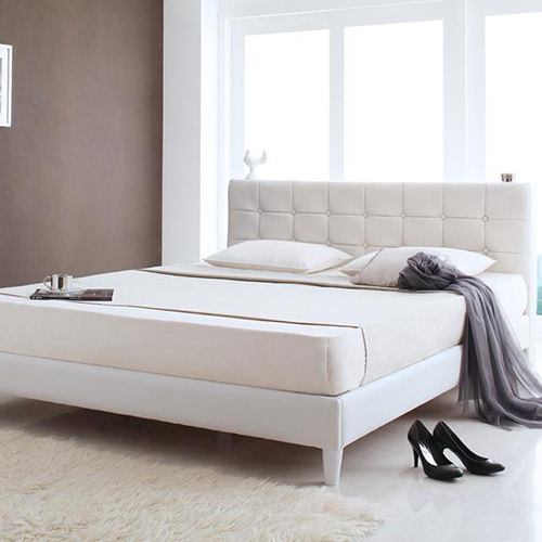 清楚な印象を出した白を基調 モダンデザイン 高級レザー大型ベッド (クイーン)