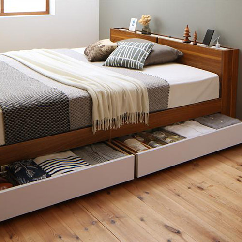 温かみのある寝室 北欧ヴィンテージ 棚・コンセント付き収納ベッド (セミダブル)