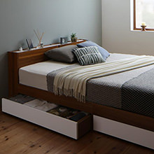 温かみのある寝室 北欧ヴィンテージ 棚・コンセント付き収納ベッド (ダブル)