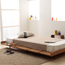 伸びやかな空間を演出する 北欧デザインベッド (幅140cm)