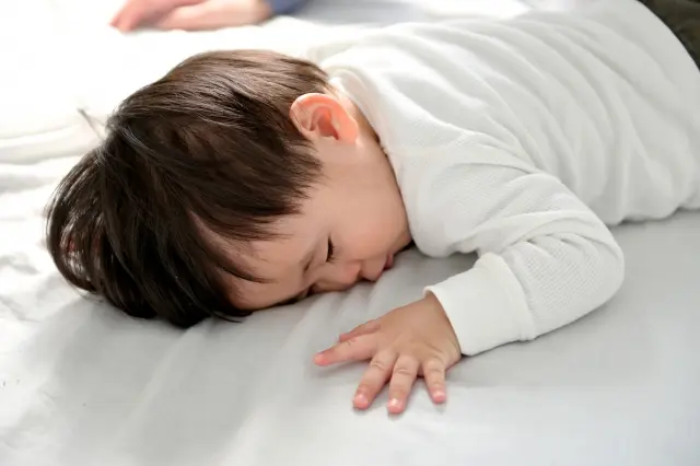 赤ちゃんのうつぶせ寝はよくないの？安全対策の方法について解説