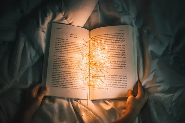 本を読むのに適した照明の色は？ベッドでの読書をより快適に♪